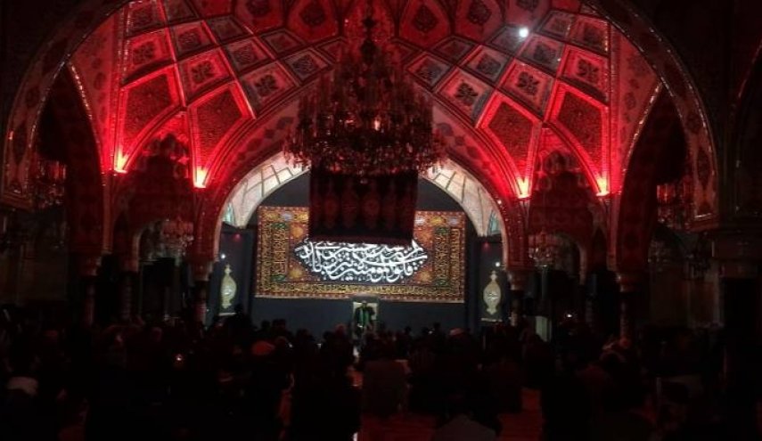عاشقان سیدالشهدا در شب اول محرم در حرم حضرت رقیه عزاداری کردند+فیلم