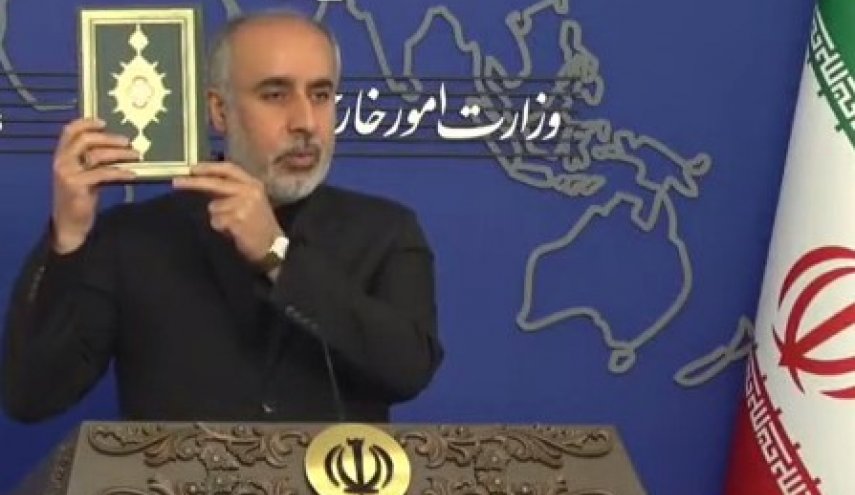 حضور کنعانی در نشست خبری با در دست داشتن قرآن کریم و محکومیت هتاکان/ مسیر دیپلماسی باز است و گفت‌و‌گوها رو به جلو است