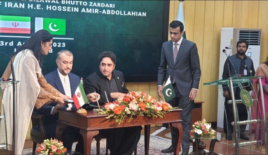 ایران و پاکستان ۴ سند و تفاهمنامه همکاری امضا کردند