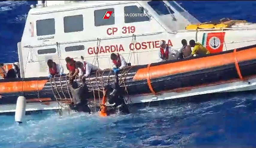 مصرع 41 في غرق سفينة مهاجرين قبالة جزيرة لامبيدوزا الإيطالية