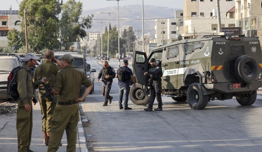مستوطنون يعتدون على فلسطينيين بعدة طرق ومفترقات بالضفة
