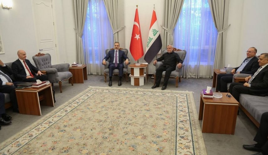 مسؤولون عراقيون يلتقون بوزير الخارجية التركي 