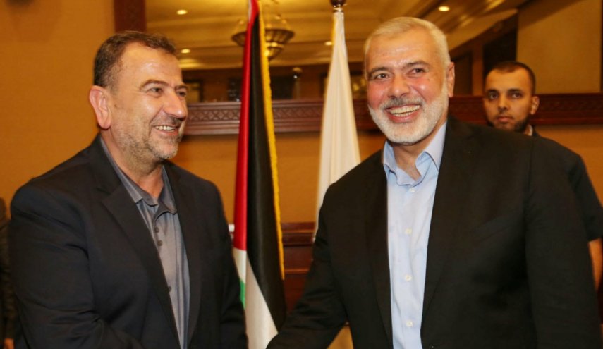 بالصورة/العاروري يرد على تهديدات نتنياهو ببدلة عسكرية وبندقية