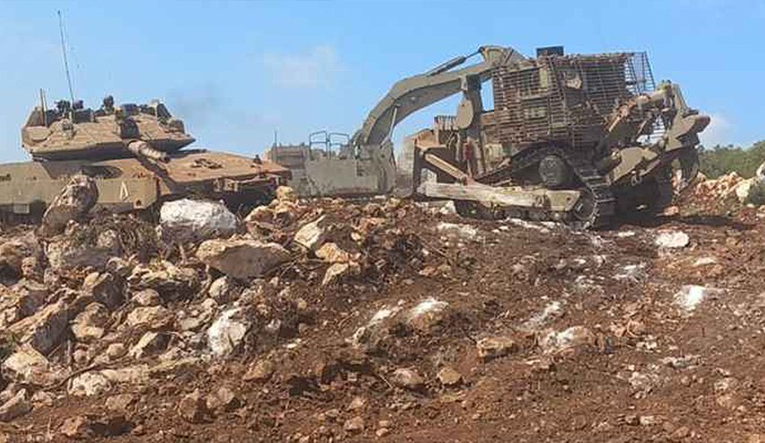 جرافات للاحتلال بحماية 3 دبابات ميركافا تبدأ تجريفا قرب حدود لبنان