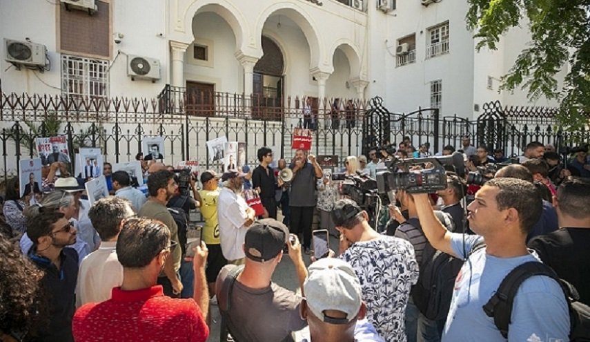 نقابة صحافيي تونس تندد بوضع السلطة يدها على الإعلام