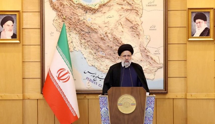 رئیسی در بدو ورود به تهران: 3 هزار و 500 لوح هخامنشی به عنوان سوغات سفر تحویل موزه‌های ایران شد
