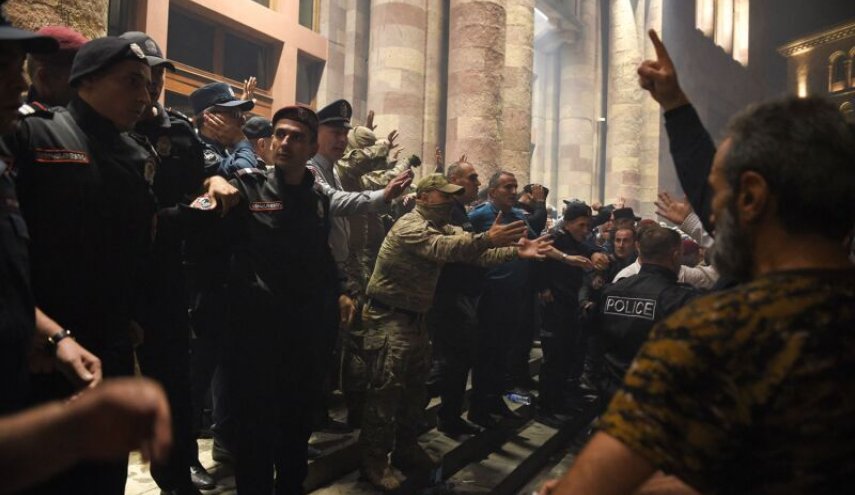کودتا در ارمنستان خنثی شد/ 8 نفر بازداشت شدند