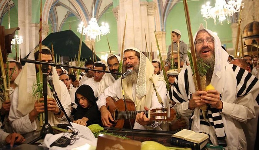 مستوطنون يدنسون الحرم الإبراهيمي ويقيمون حفلا غنائيا ورقصات