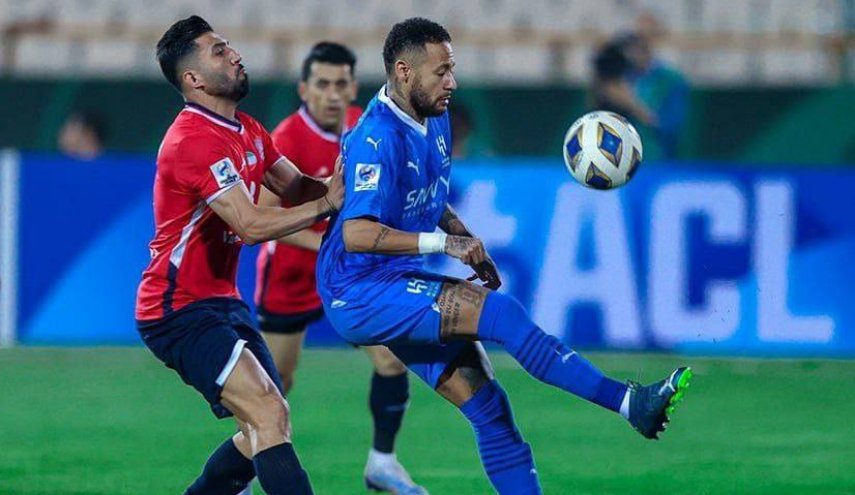 بالصورة.. جيمي جامب يقتحم مباراة نساجي والهلال!