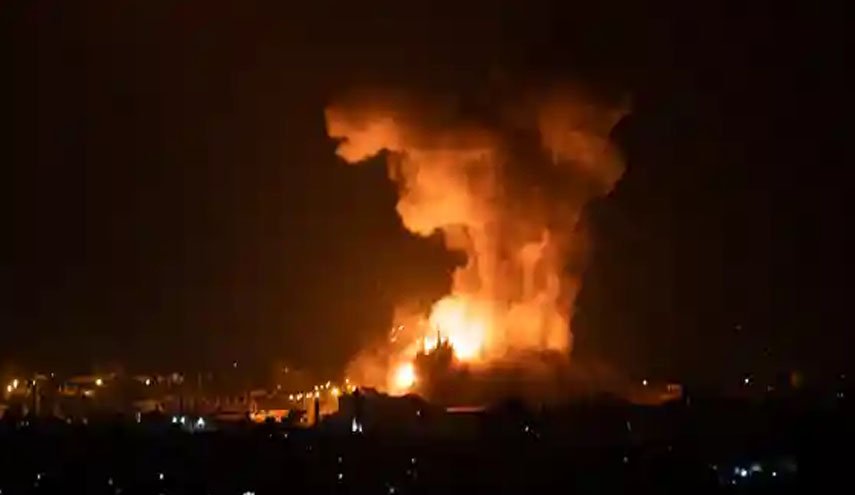 عکس کودک فلسطینی بازمانده از کشتار خانواده اش 