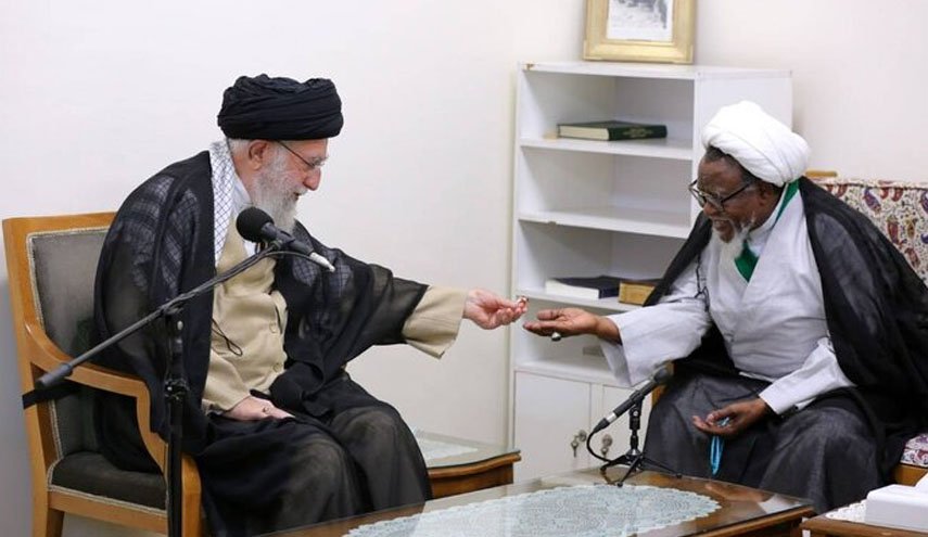 اهدای انگشتر توسط رهبر انقلاب به شیخ زکزاکی و همسرش