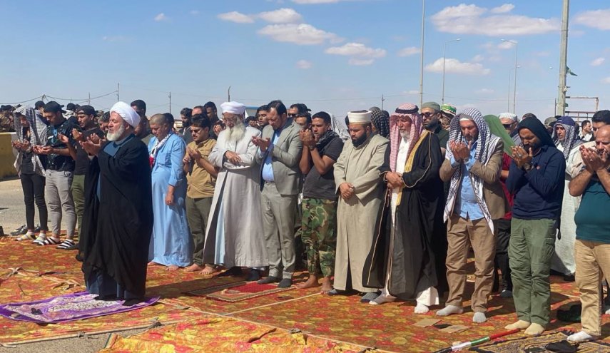 حشود من العراقيين تقيم صلاة الجمعة على الحدود الاردنية نصرة لغزة
