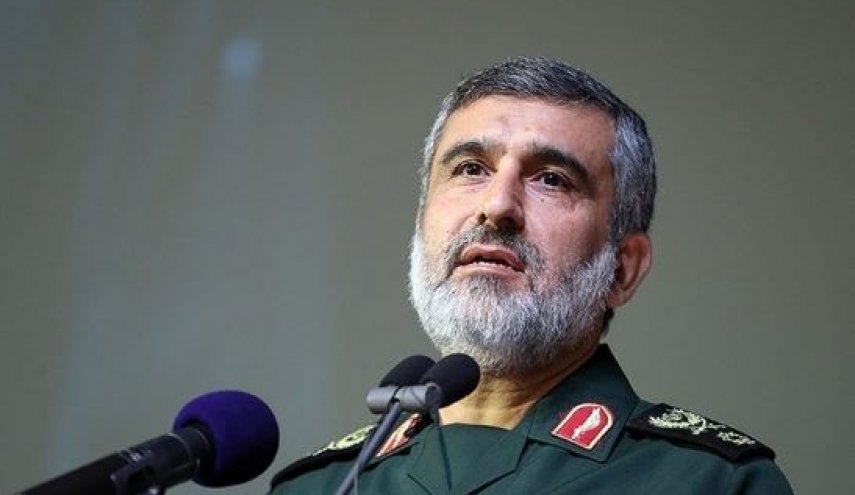 سردار حاجی‌زاده با شال منقش به مسجدالاقصی