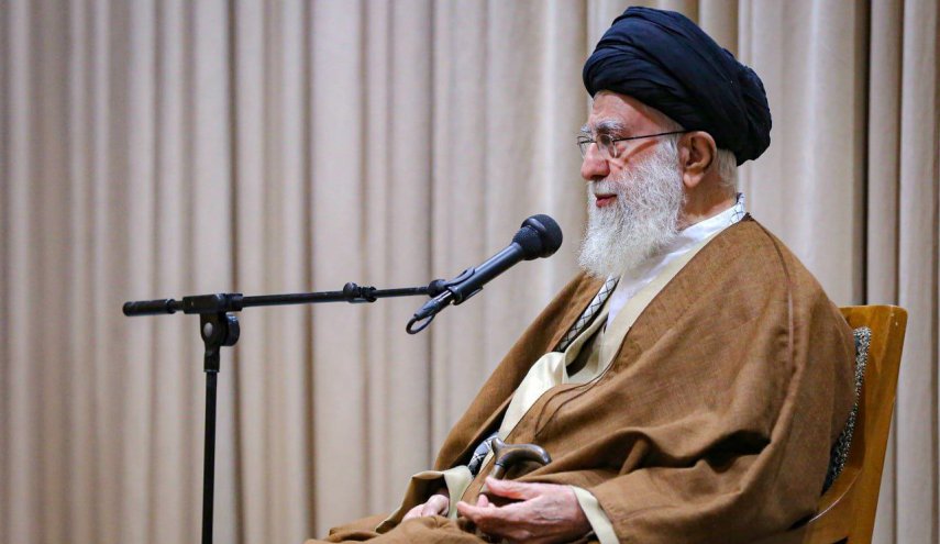 تصاویری از حضور رهبر انقلاب در کنار پهپاد غزه و فتاح