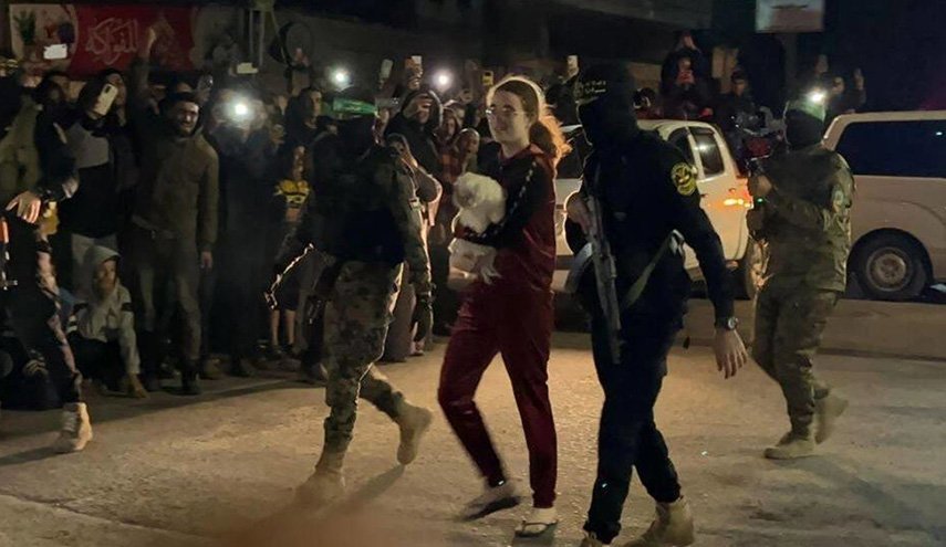 بالصورة.. كلب بصحبة رهينة إسرائيلية مُفرج عنها يثير التفاعل