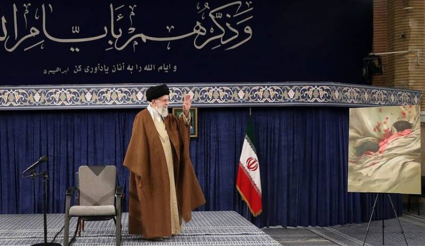 «دختر کاپشن صورتی» در حسینیه امام خمینی(ره)