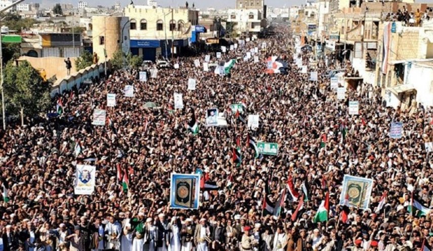 راهپیمایی باشکوه یمنی‌ها با شعار «پیروزی موعود و جهاد مقدس»+ویدئو