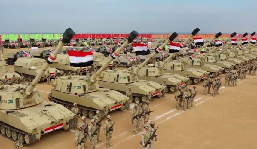 الجيش المصري يختبر قوته المدفعية
