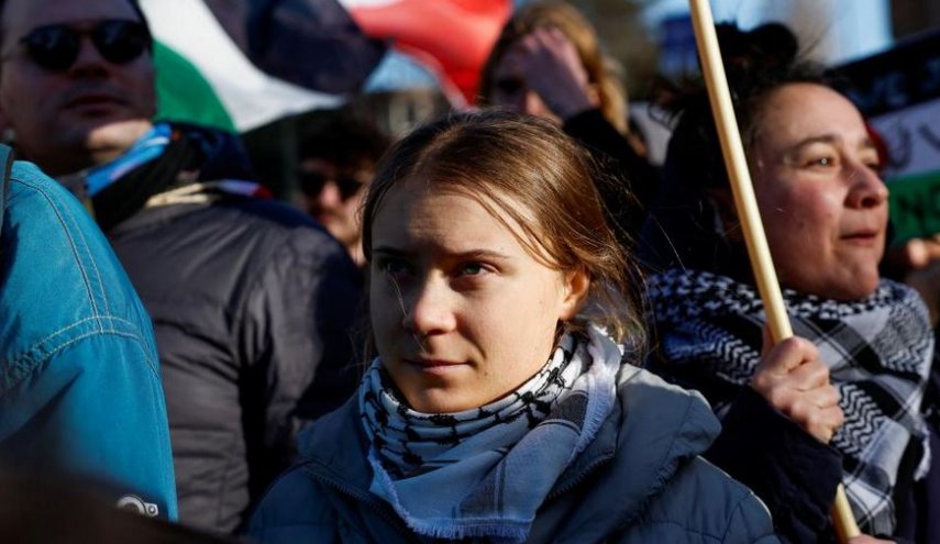 چفیه فلسطینی بر گردن مشهورترین فعال محیط زیست جهان/ فعال سوئدی: حمایت از فلسطین معیار انسانیت است