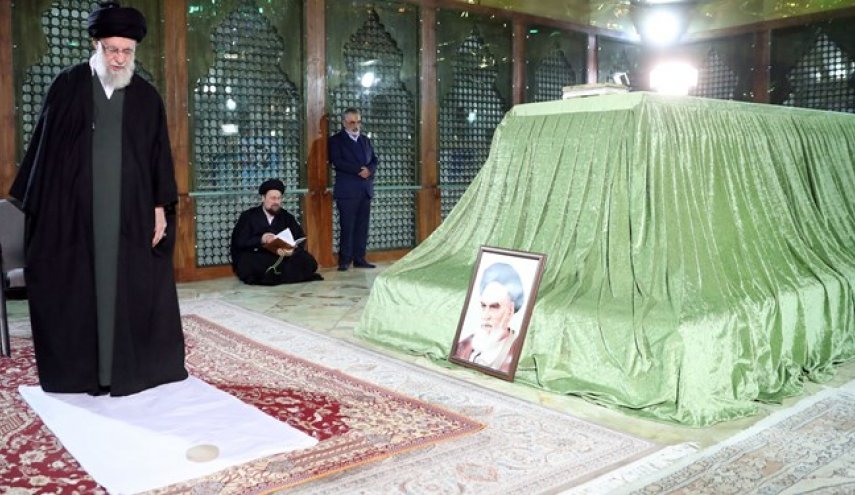 رهبر انقلاب در آستانه دهه فجر در حرم مطهر امام راحل و گلزار شهدای بهشت زهرا(س) حضور یافتند