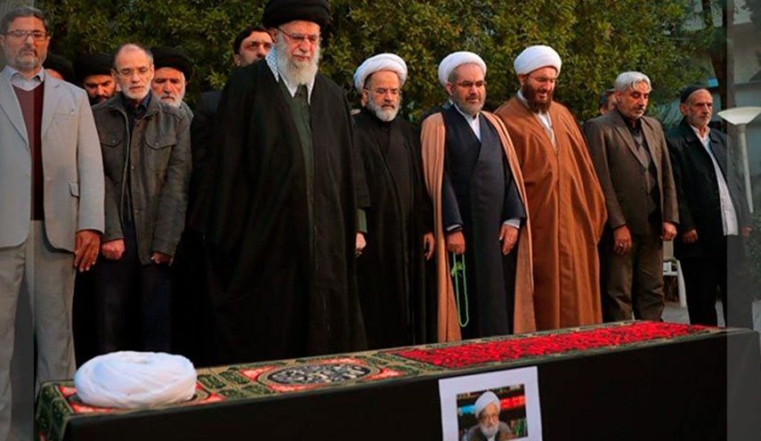 اقامه نماز رهبر انقلاب بر پیکر آیت‌الله امامی‌کاشانی