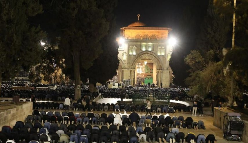 صدها فلسطینی نماز عشا و تراویح را در مسجدالاقصی اقامه کردند + فیلم