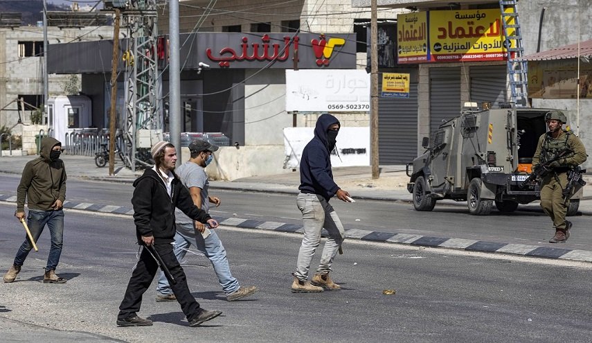 إعتداء مستوطنين على مواطنين فلسطينيين في نابلس والخليل

