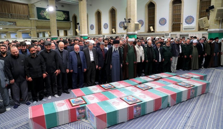 رهبر انقلاب بر پیکر هفت شهید راه قدس نماز اقامه کردند
