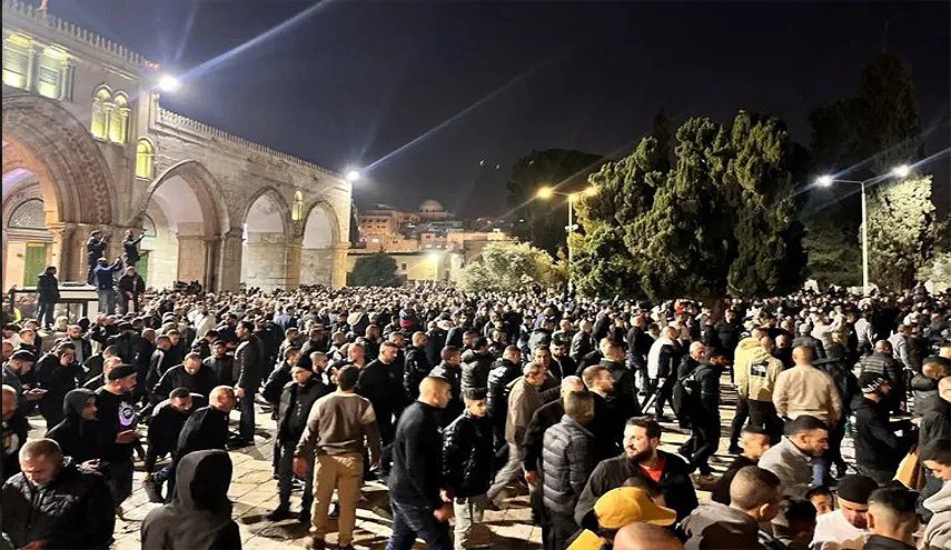 65 ألف مصلٍّ يؤدون صلاة فجر آخر جمعة لشهر رمضان بالاقصى
