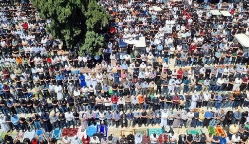 ۱۲۰ هزار فلسطینی آخرین نماز جمعه ماه رمضان را در مسجد الاقصی اقامه کردند
