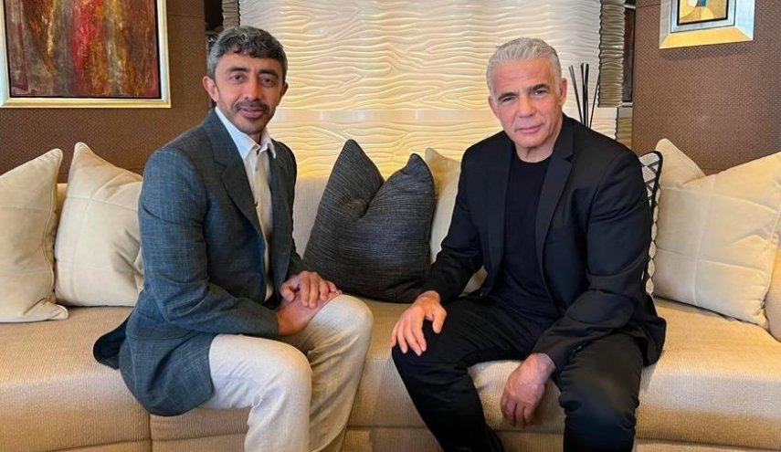 لقاء بين 