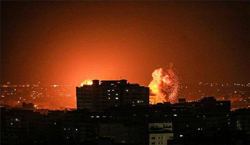 طائرات ومدفعية الاحتلال تستهدف منازل الفلسطينيين ومزارعهم