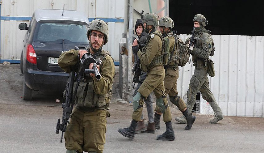 الاحتلال يعتقل 3 فلسطينيين بالدهيشة و’خر غربي  الخليل