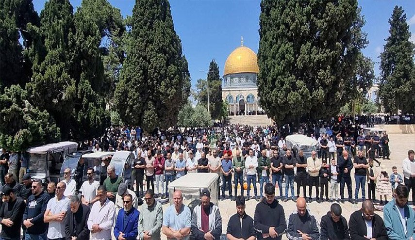 وسط دعوات لتكثيف الرباط.. الفلسطينيون يتوافدون للأقصى المبارك

