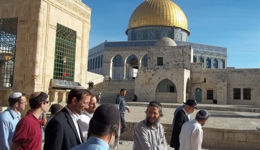 عشرات المستوطنين يقتحمون باحات الأقصى
