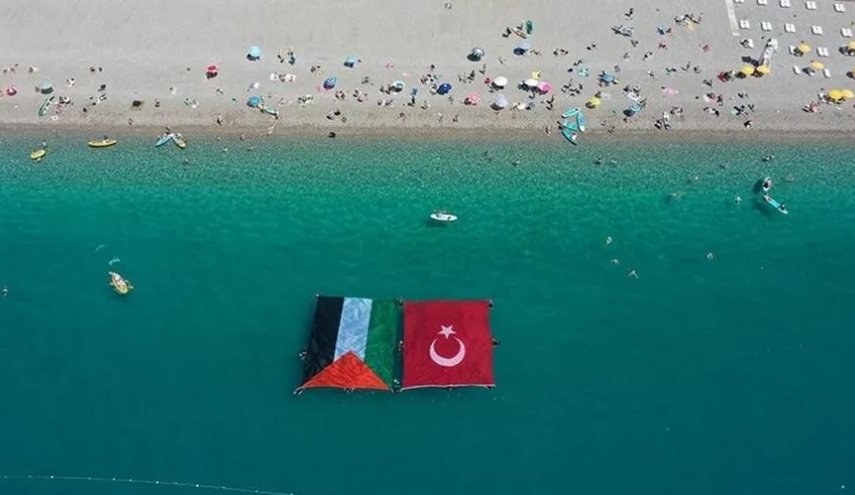 اهتزاز پرچم فلسطین در آب‌های دریای مدیترانه