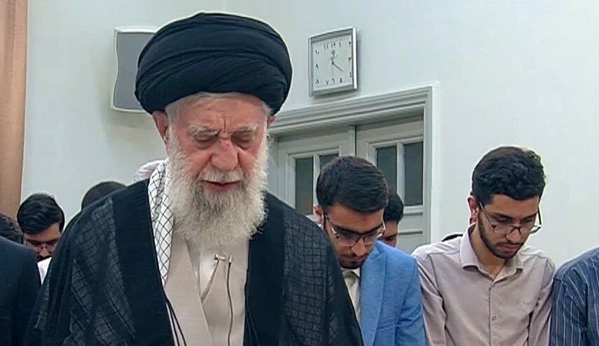 مدال آوران علمی ایران به امامت رهبر انقلاب نماز ظهر را اقامه کردند