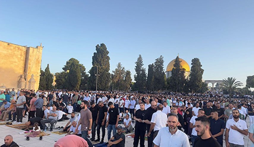 40 هزار نمازگزار با وجود محدودیت‌های اشغالگران نماز عید قربان را در الاقصی اقامه کردند+ ویدیو