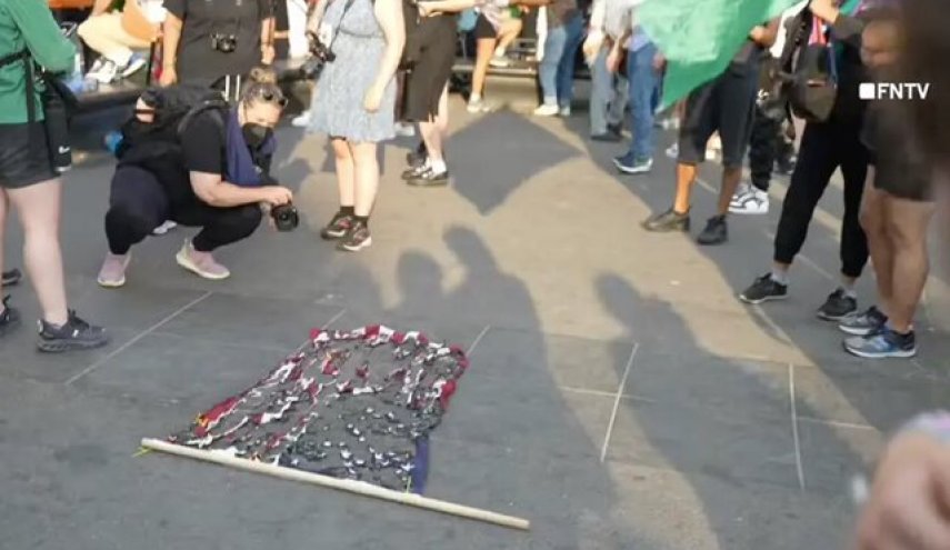 آتش زدن پرچم ایالات متحده در واشنگتن همزمان با روز استقلال آمریکا