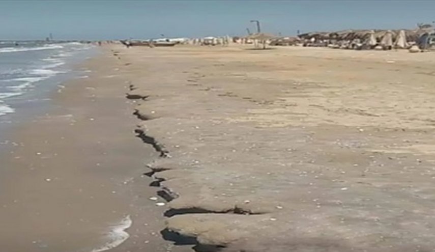 ذعر بدولة عربية.. مياه البحر انحسرت عن الشاطىء هل يؤشر لزلازل وتسونامي؟
