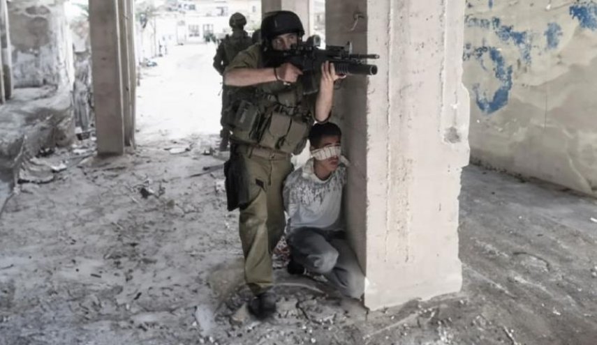 جنود الإحتلال يعترفون باستخدام الفلسطينيين دروعا بشرية بغزة