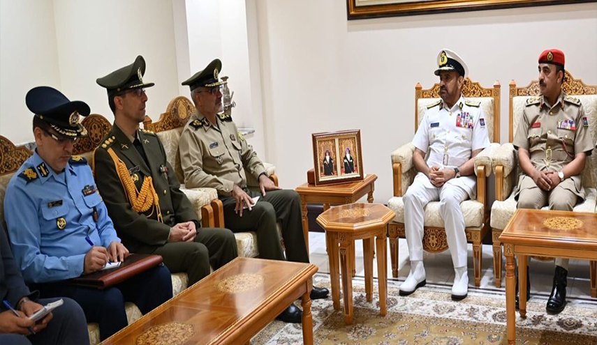 وفد القوات المسلحة الإيرانية يجري محادثات مع رئيس أركان القوات المسلحة العمانية
