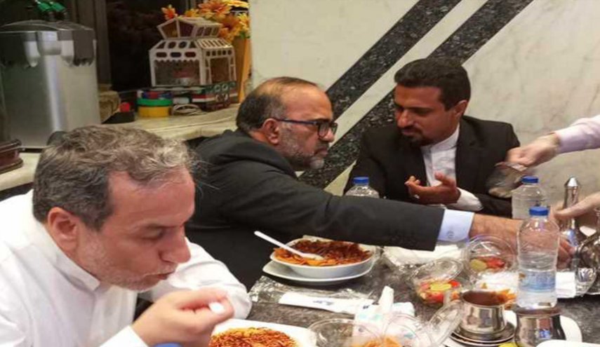 صور/وزير الخارجية الإيراني يتناول طبقاً مصرياً شهيراً بالقاهرة