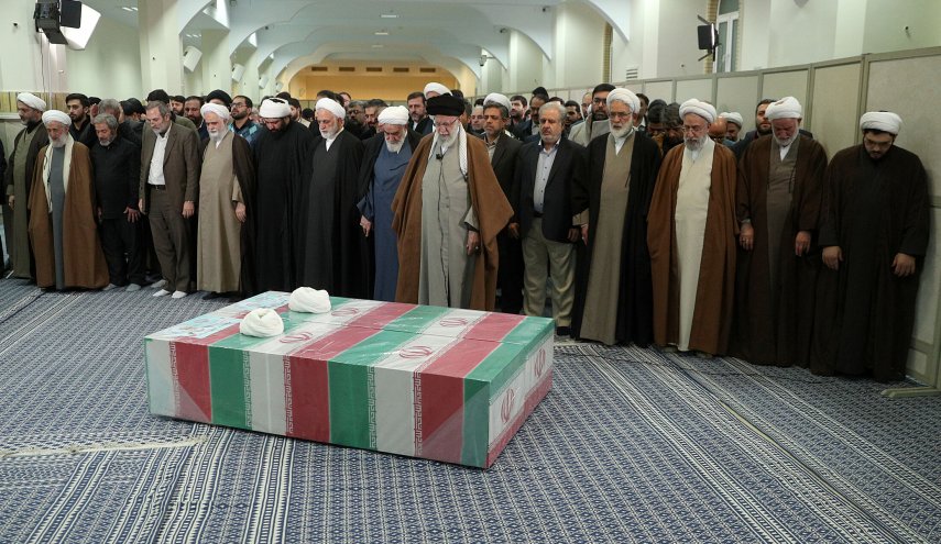 اقامه نماز رهبر انقلاب بر پیکر دو قاضی شهید +فیلم

