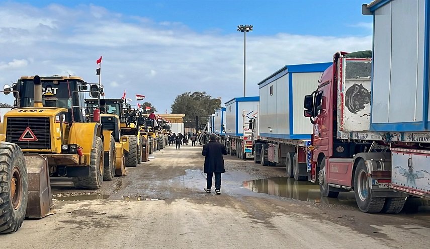 مصر تدخل بيوتا متنقلة وآليات هندسية إلى غزة عبر كرم أبو سالم