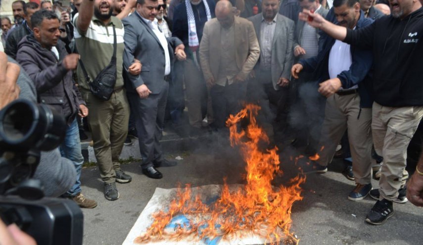 مردم لبنان پرچم رژیم صهیونیستی را آتش زدند 