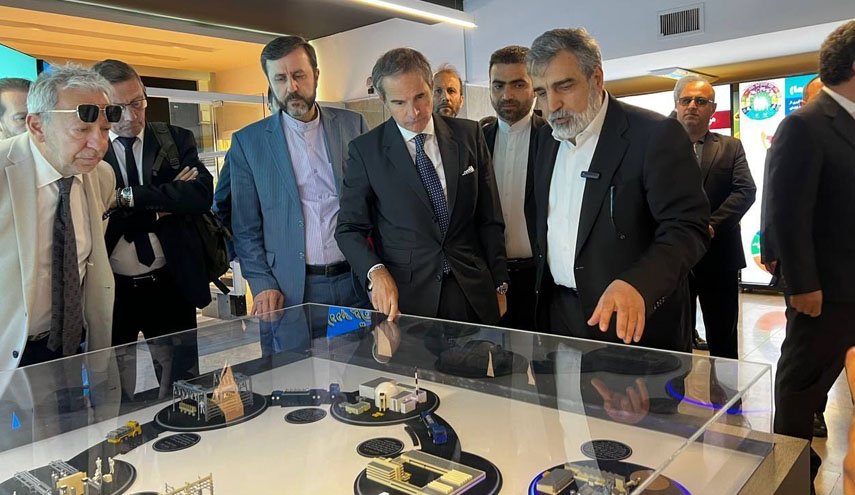 گروسی از نمایشگاه «دستاوردهای صنعت هسته‌ای» بازدید کرد