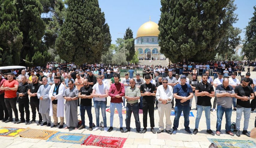 عشرات الآلاف يؤدون صلاة الجمعة في المسجد الأقصى