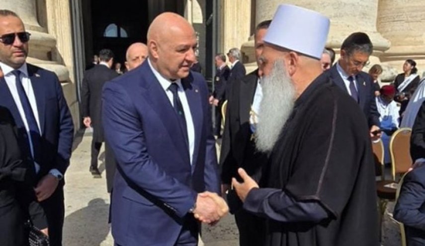 مصافحة الرئيس اللبناني لـ ’طريف’ تثير الجدل… والرئاسة توضح!