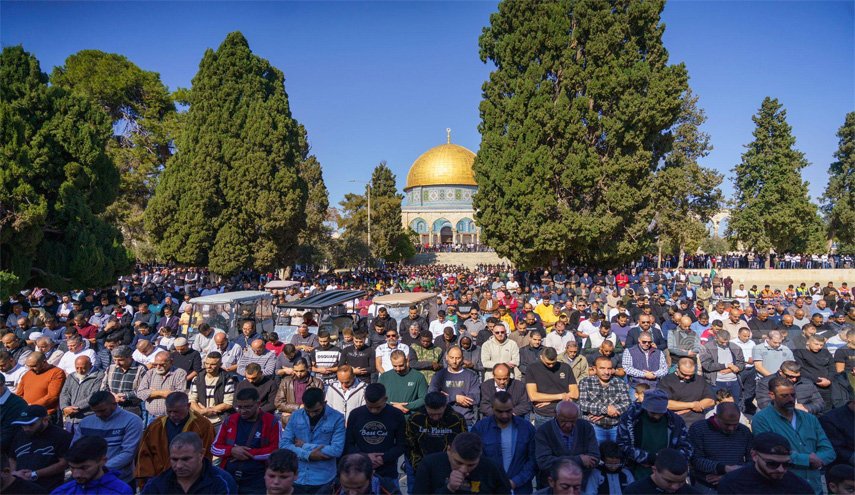 عشرات الآلاف يؤدون صلاة الجمعة في المسجد الأقصى